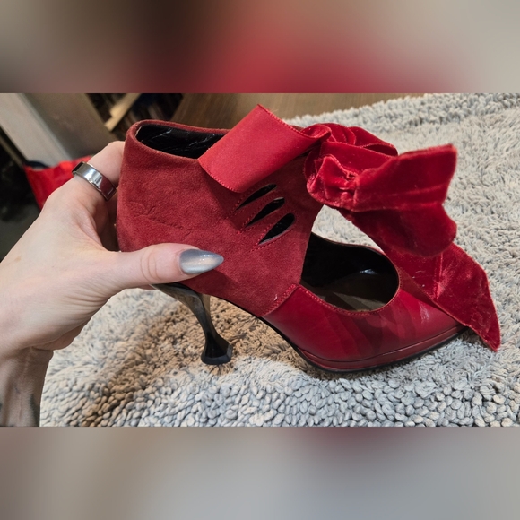 John Fluevog Red Velvet Bow Heels - Picture 12 of 12